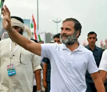 Bharat Jodo Yatra: Rahul Gandhi hoists national flag at Charminar